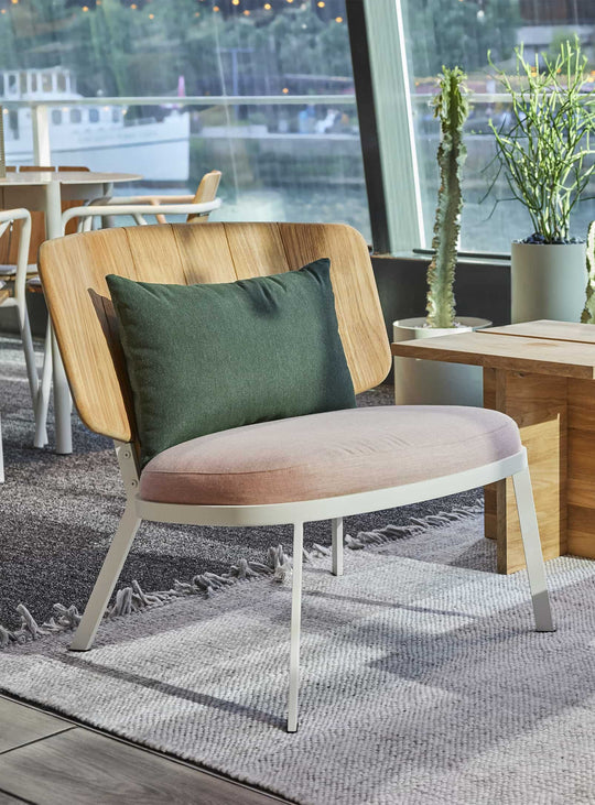 Fauteuil d’extérieur Low Fade de Blu Dot style contemporain outdoor. sunbrella blush