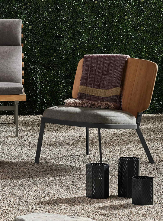 Fauteuil d’extérieur Low Fade de Blu Dot aluminium, teck FSC et tissu Sunbrella®. toohey charcoal