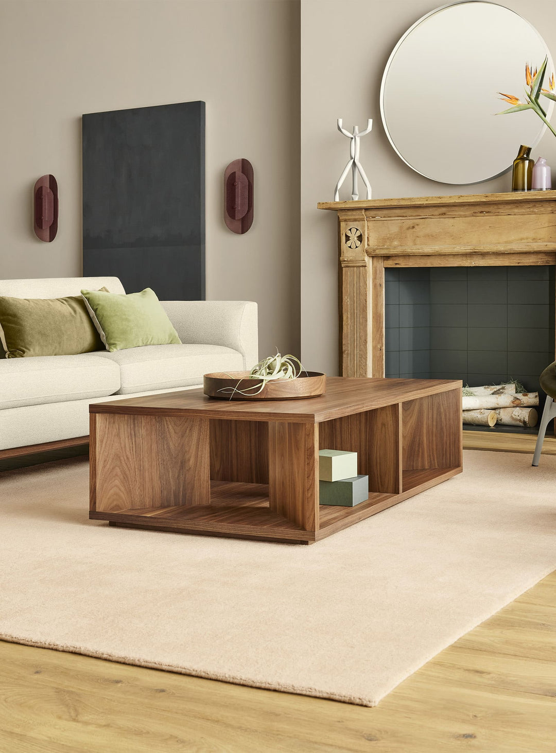 Table basse Low Space Blu Dot : design minimaliste et rangement intégré élégant. noyer