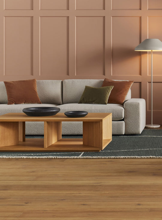 Table basse Low Space Blu Dot : une table design pensée pour salon contemporain. chêne blanc