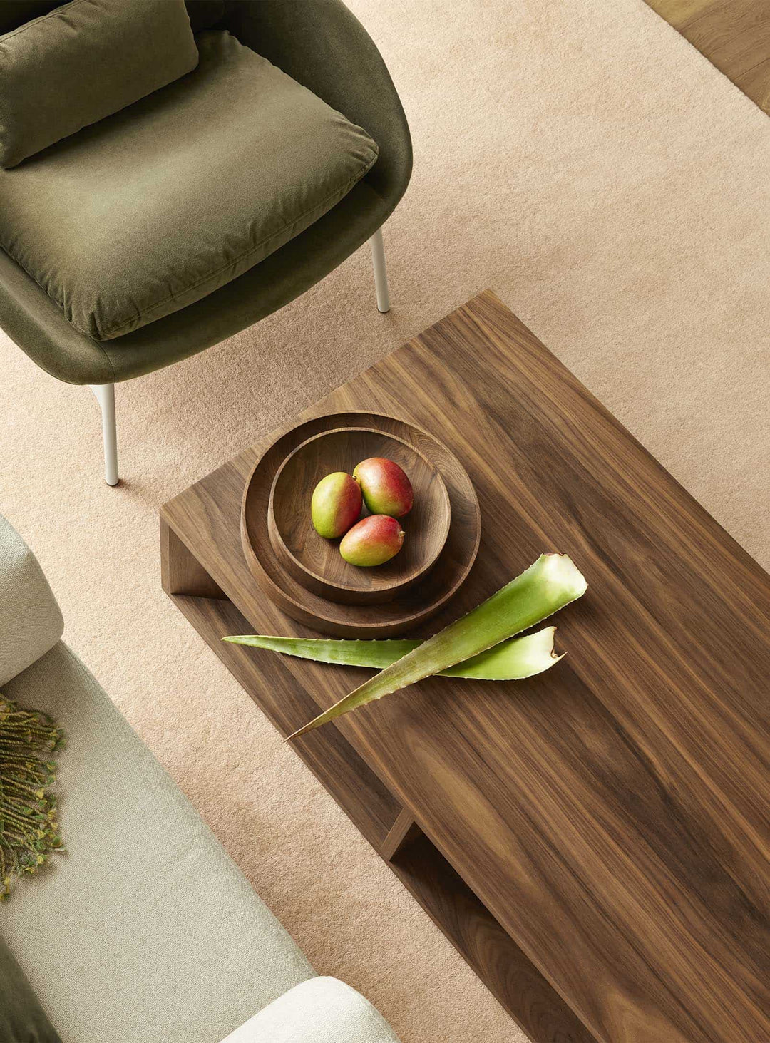Table basse Low Space Blu Dot : lignes sobres et compartiments ouverts ultra pratiques. noyer