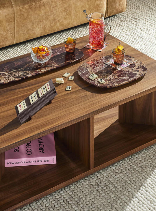 Table basse Low Space Blu Dot : élégance naturelle et qualité artisanale du bois. noyer