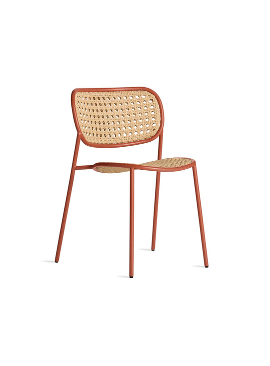 Chaise Made You Look Blu Dot, assise extérieure confortable et résistante aux intempéries. tomato
