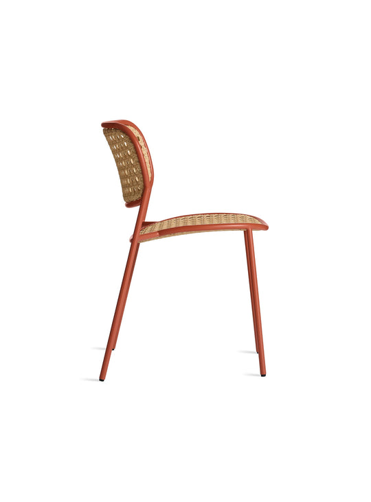 Chaise Made You Look Blu Dot, esthétique rétro et matériaux durables pour extérieur. tomato