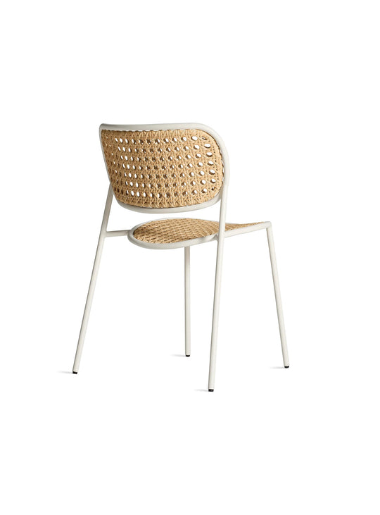 Chaise Made You Look Blu Dot, chaise empilable design pour terrasse ou jardin. blanc