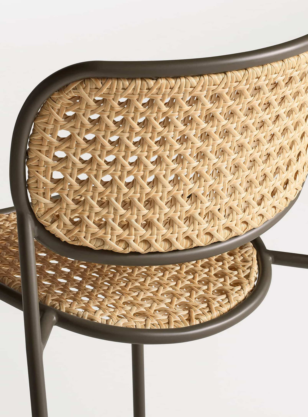 Chaise Made You Look Blu Dot, structure en acier et tressage inspiré du cannage. olive foncé