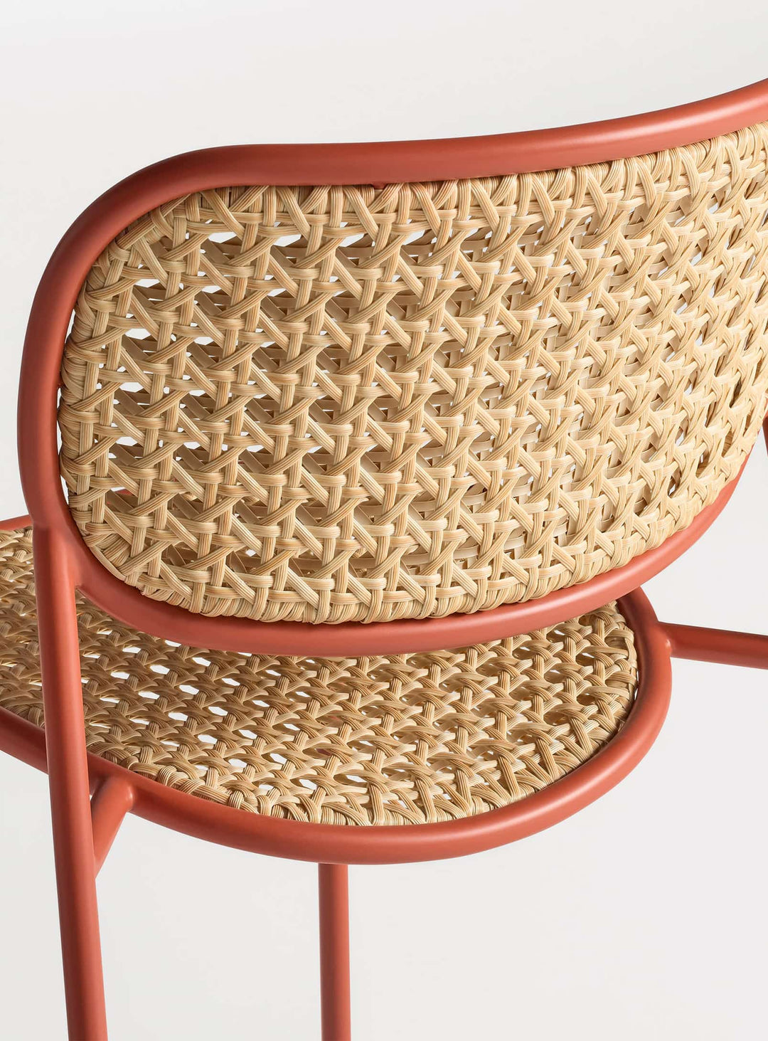 Chaise Made You Look Blu Dot, assise design idéale pour repas en plein air. tomato