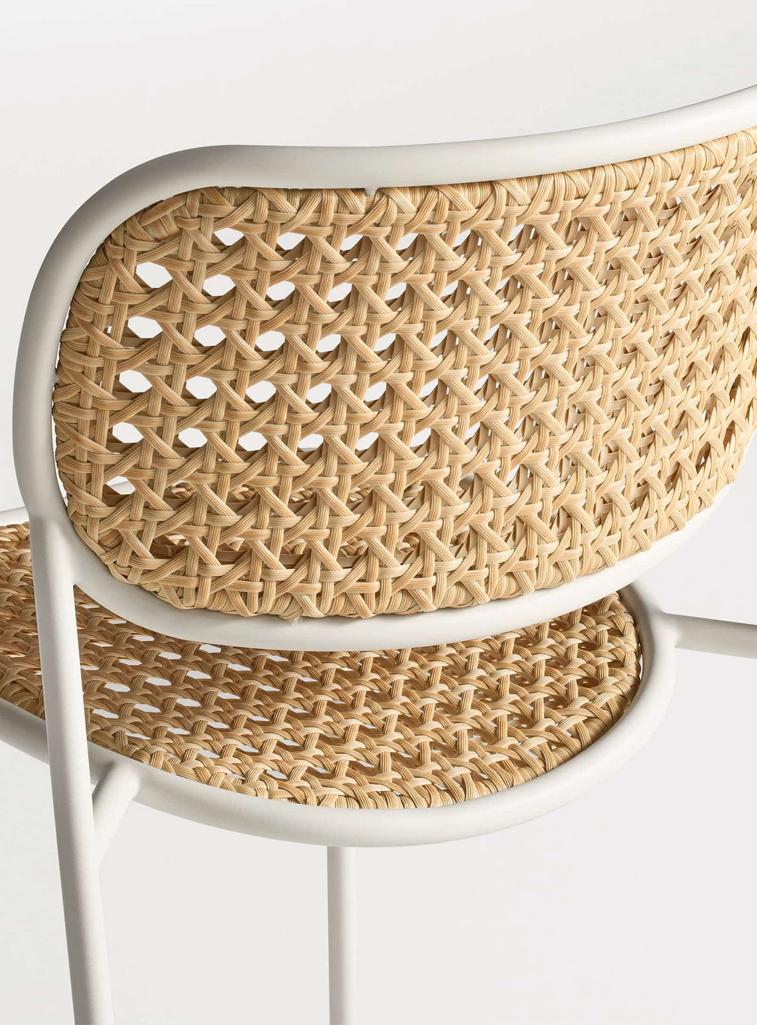 Chaise Made You Look Blu Dot, mobilier extérieur avec cannage graphique raffiné. blanc