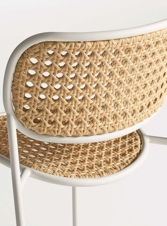 Chaise Made You Look Blu Dot, mobilier extérieur avec cannage graphique raffiné. blanc