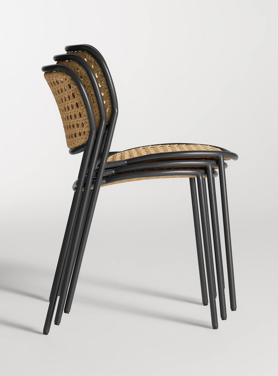 Chaise Made You Look Blu Dot, confort décontracté et allure sophistiquée contemporaine. oblivion
