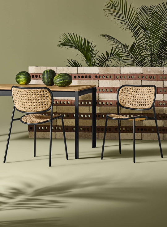 Chaise Made You Look Blu Dot, design extérieur en cannage synthétique contemporain. oblivion