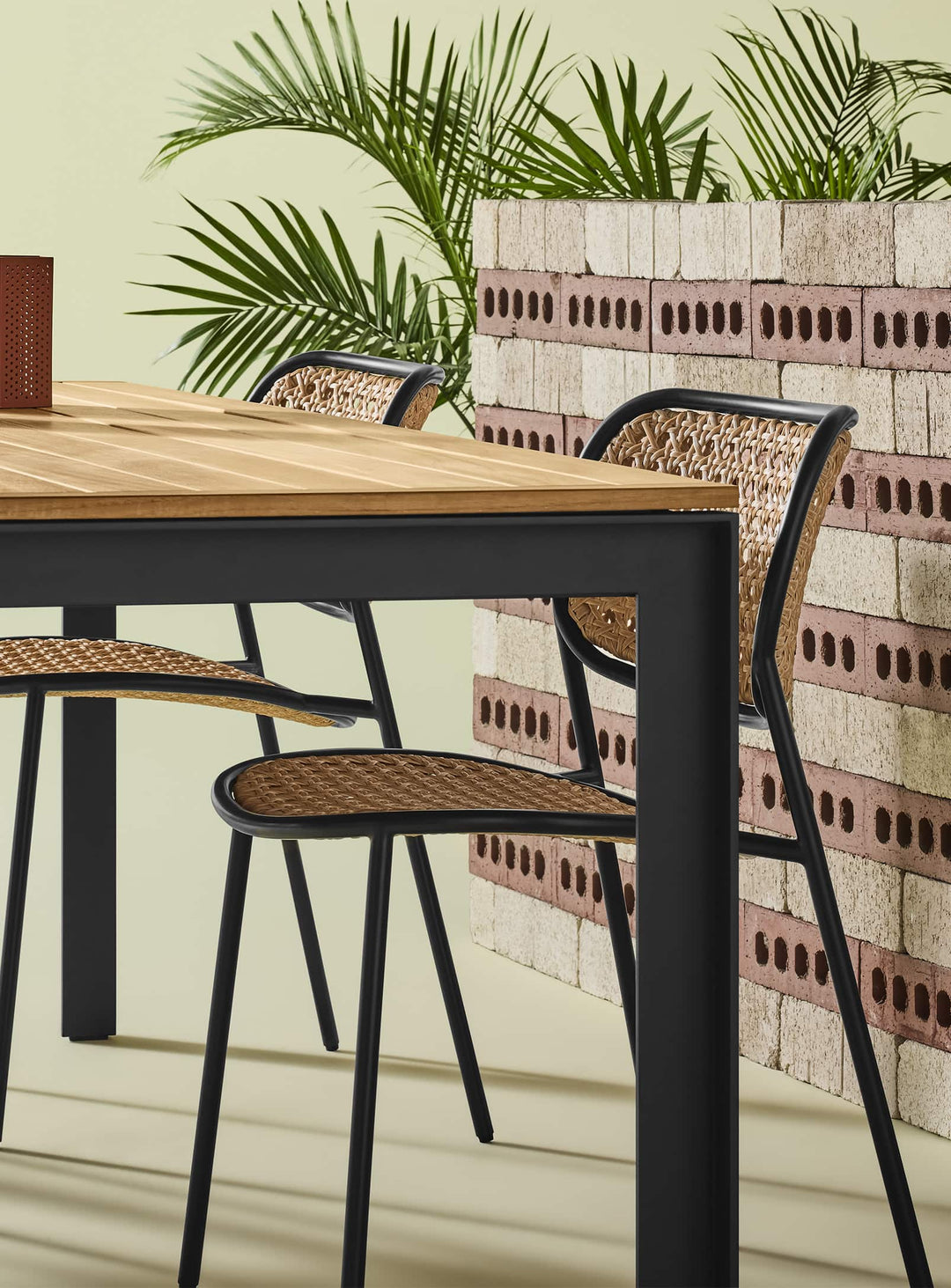 Chaise Made You Look Blu Dot, mobilier extérieur durable au design minimaliste. oblivion