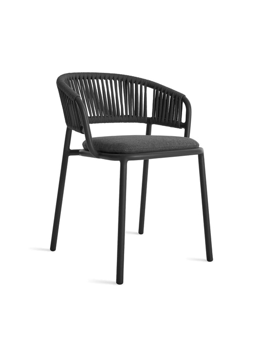 Chaise Mate Blu Dot, structure aluminium et cordage tout temps sophistiqué. toohey charcoal