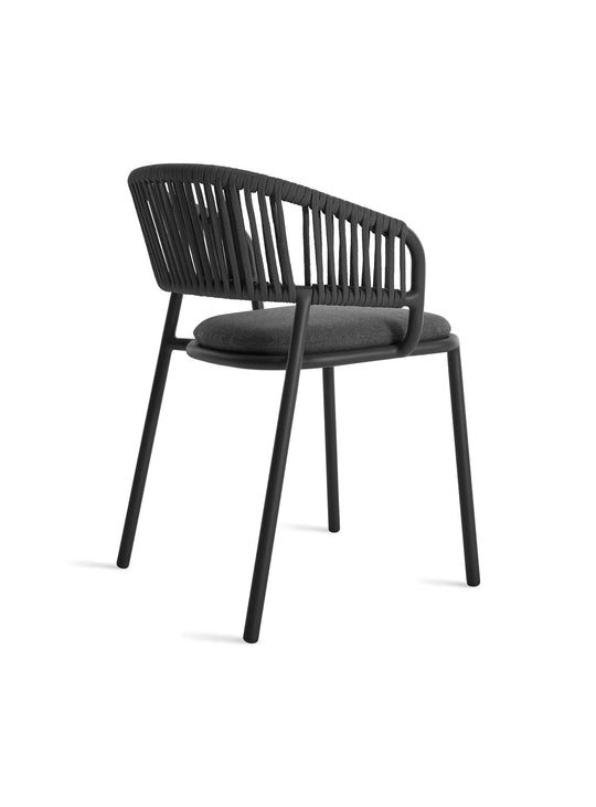 Chaise Mate Blu Dot, style contemporain et textures artisanales pour extérieur. toohey charcoal