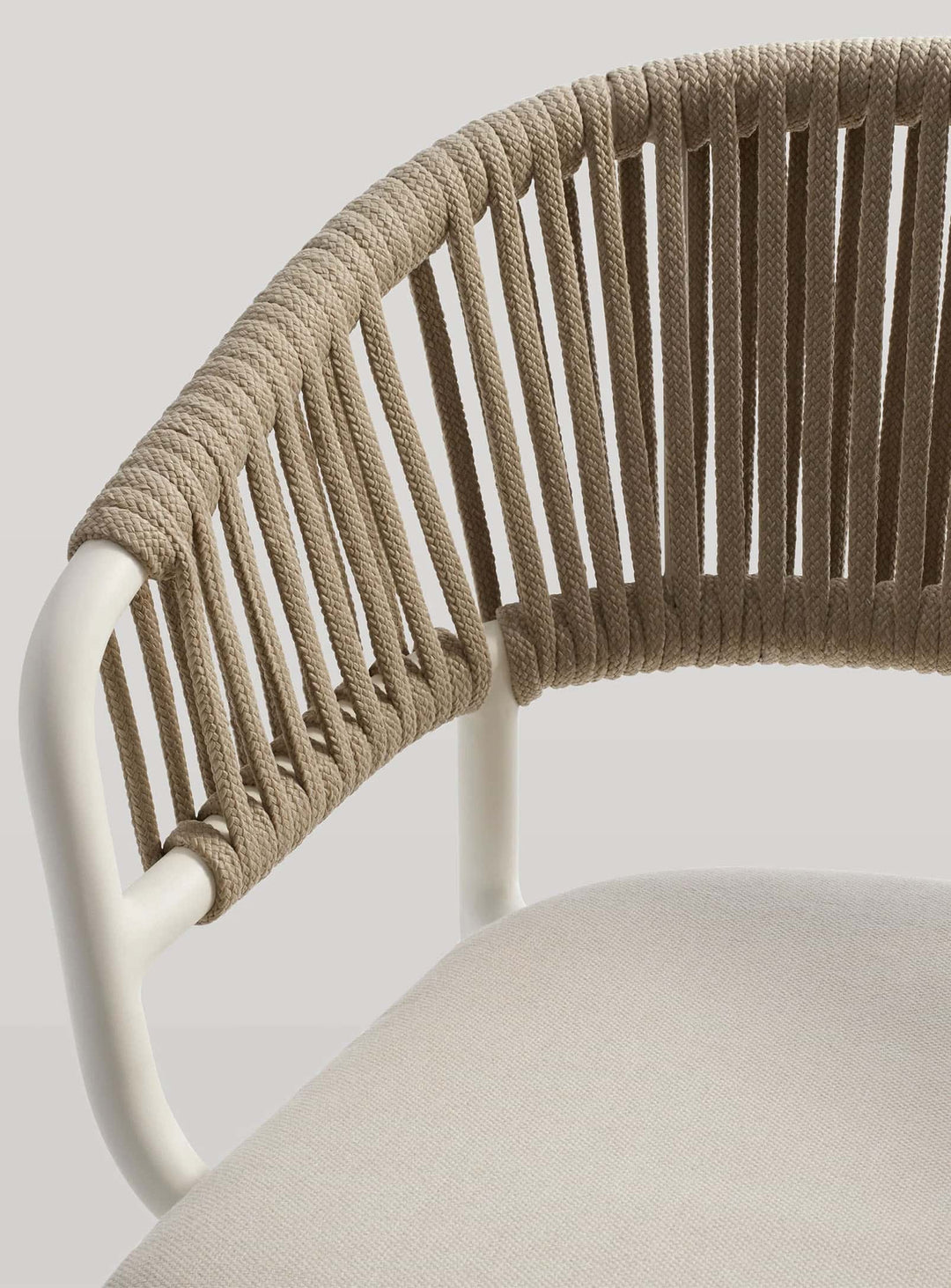 Chaise Mate Blu Dot, assise confortable pour repas et détente en plein air. sunbrella linen