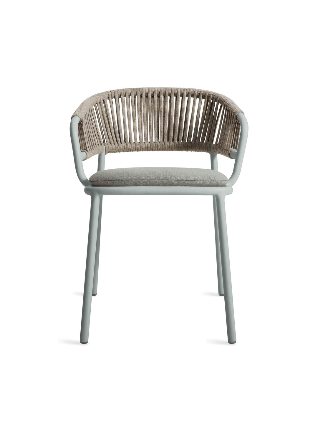 Chaise Mate Blu Dot, design extérieur léger et confortable pour terrasse moderne. toohey breezy blue