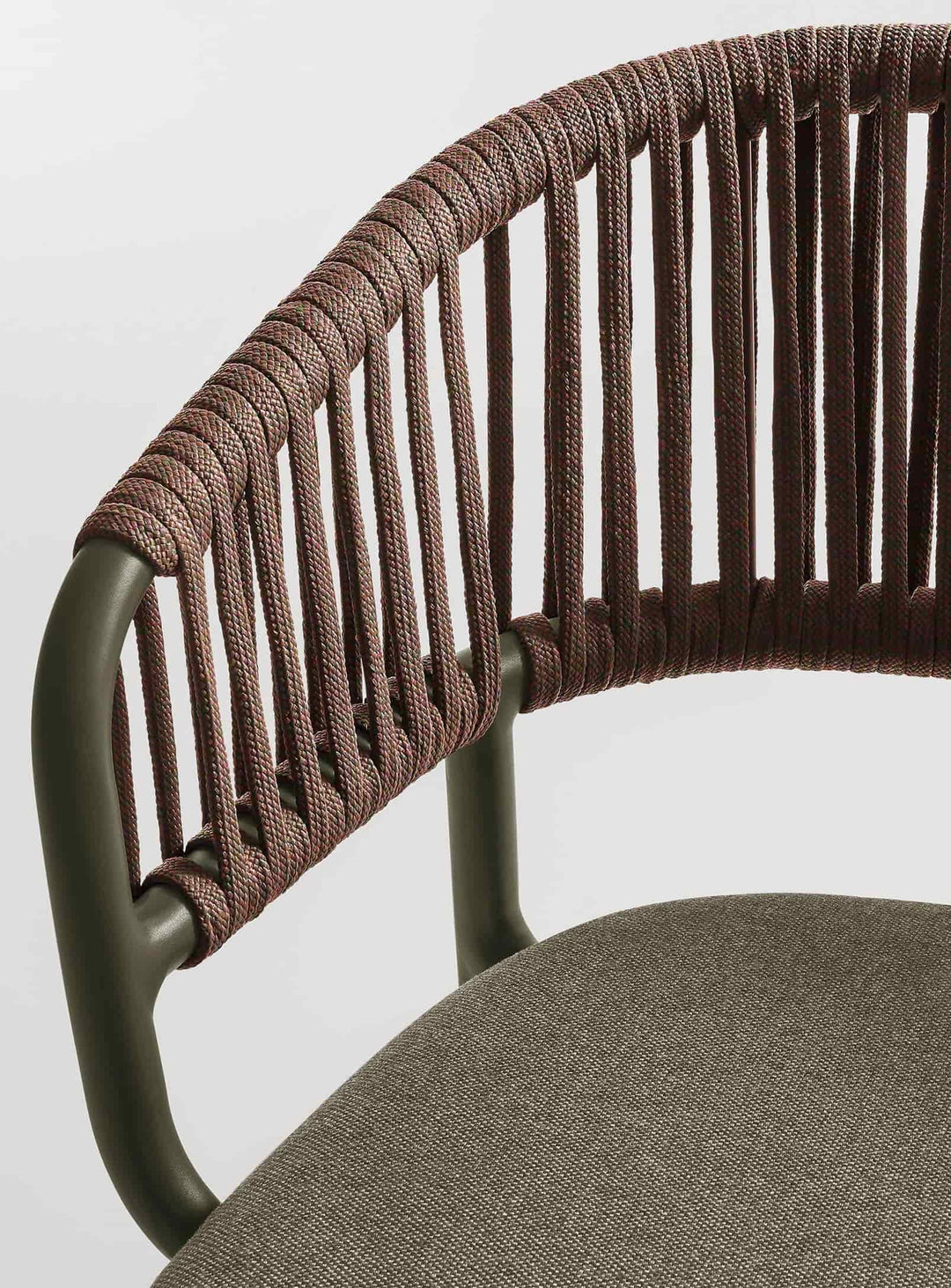Chaise Mate Blu Dot, mobilier extérieur durable et esthétique moderne. toohey olive