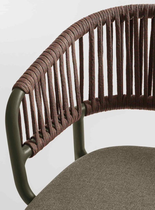 Chaise Mate Blu Dot, mobilier extérieur durable et esthétique moderne. toohey olive