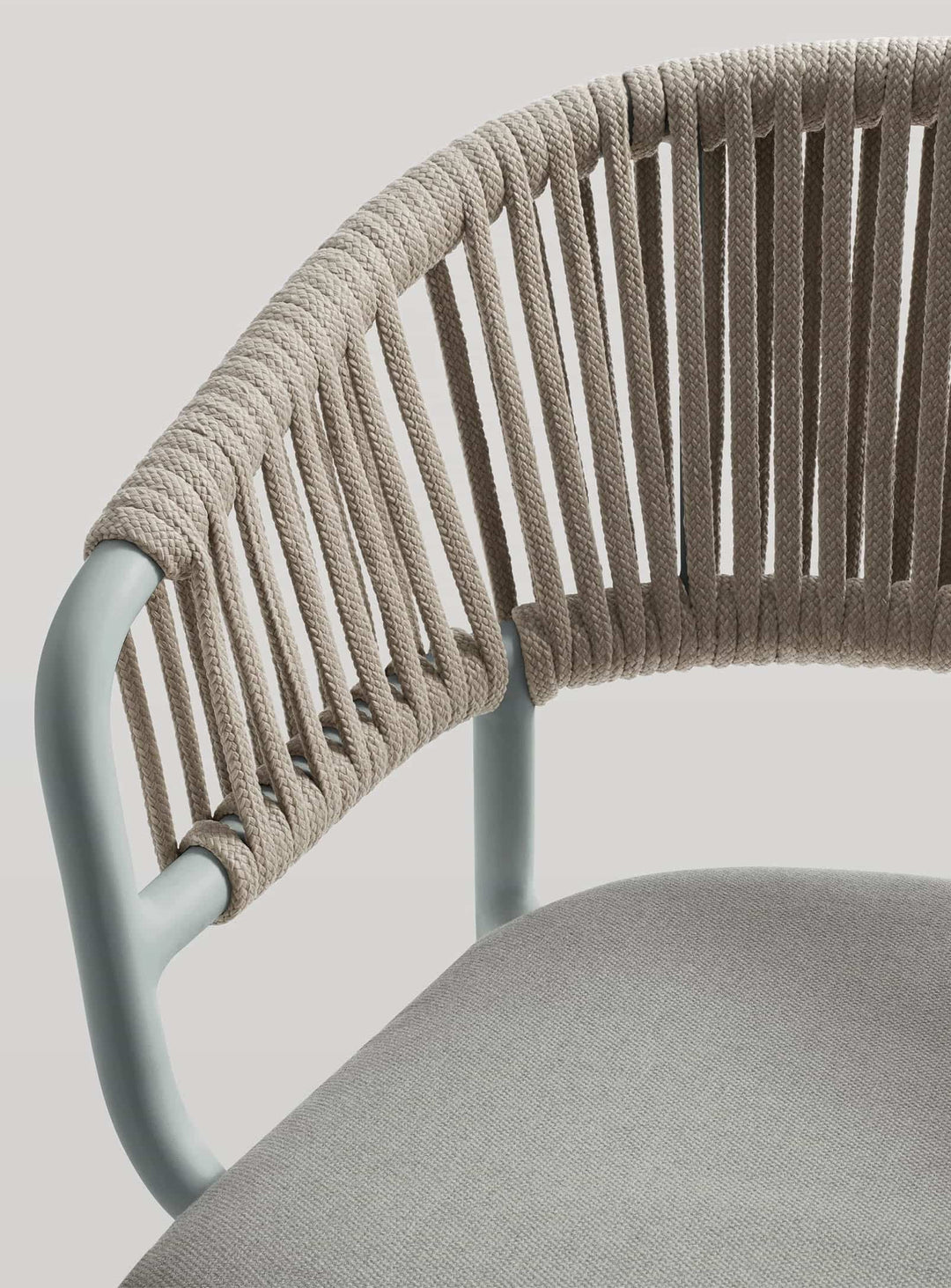 Chaise Mate Blu Dot, design minimaliste avec dossier en cordage tressé. toohey breezy blue