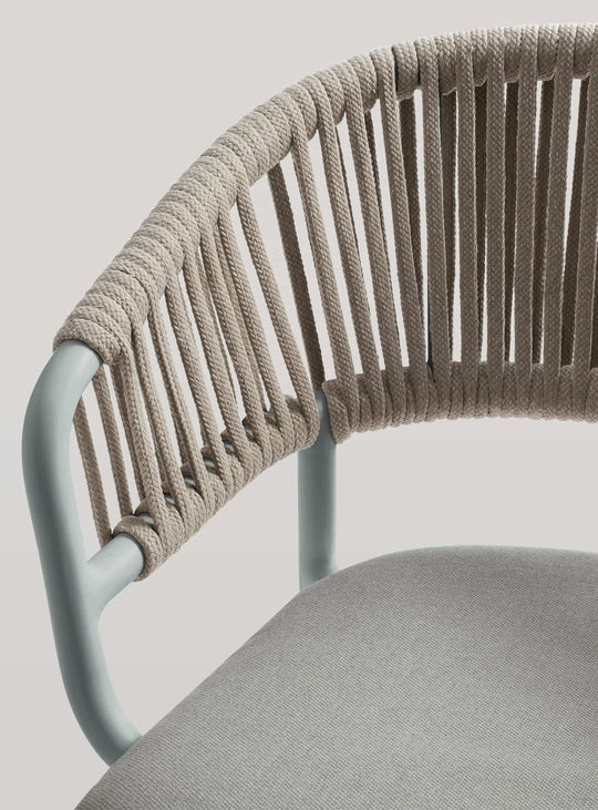 Chaise Mate Blu Dot, design minimaliste avec dossier en cordage tressé. toohey breezy blue