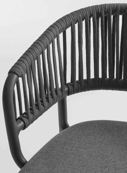 Chaise Mate Blu Dot, chaise outdoor élégante avec tissu Sunbrella® résistant. toohey charcoal