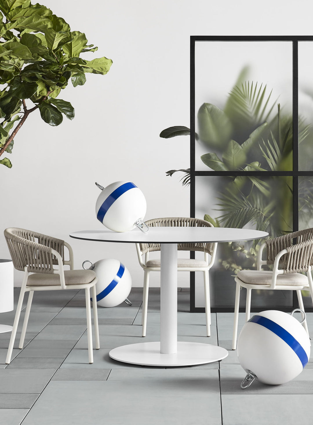 Chaise Mate Blu Dot, silhouette arrondie et confort optimal pour terrasse. sunbrella linen