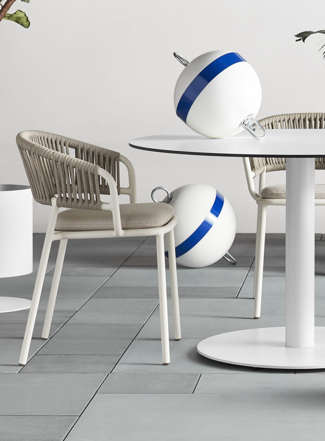 Chaise Mate Blu Dot, design extérieur en aluminium et cordage tressé élégant. sunbrella linen