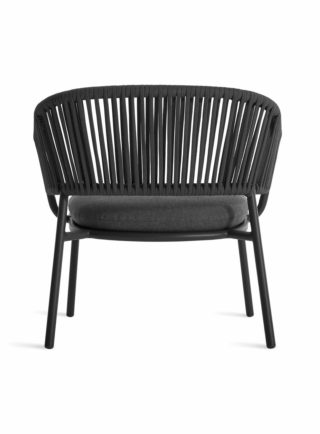 Fauteuil Mate Blu Dot, style moderne et assise profonde pensée pour la détente. toohey charcoal