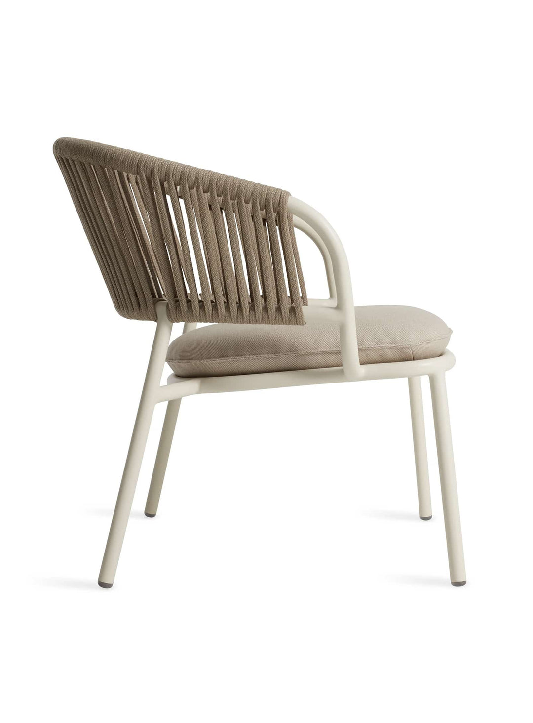 Fauteuil Mate Blu Dot, confort généreux pour terrasse, jardin ou balcon moderne. sunbrella linen