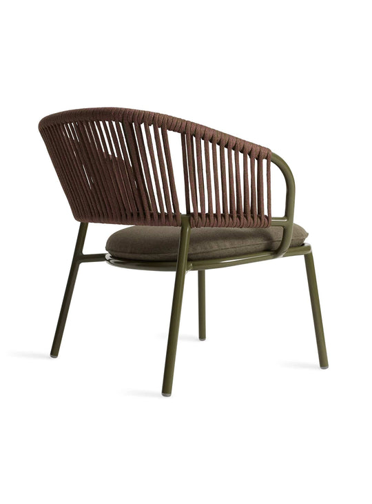 Fauteuil Mate Blu Dot, fauteuil outdoor avec dossier tressé respirant et élégant. toohey olive