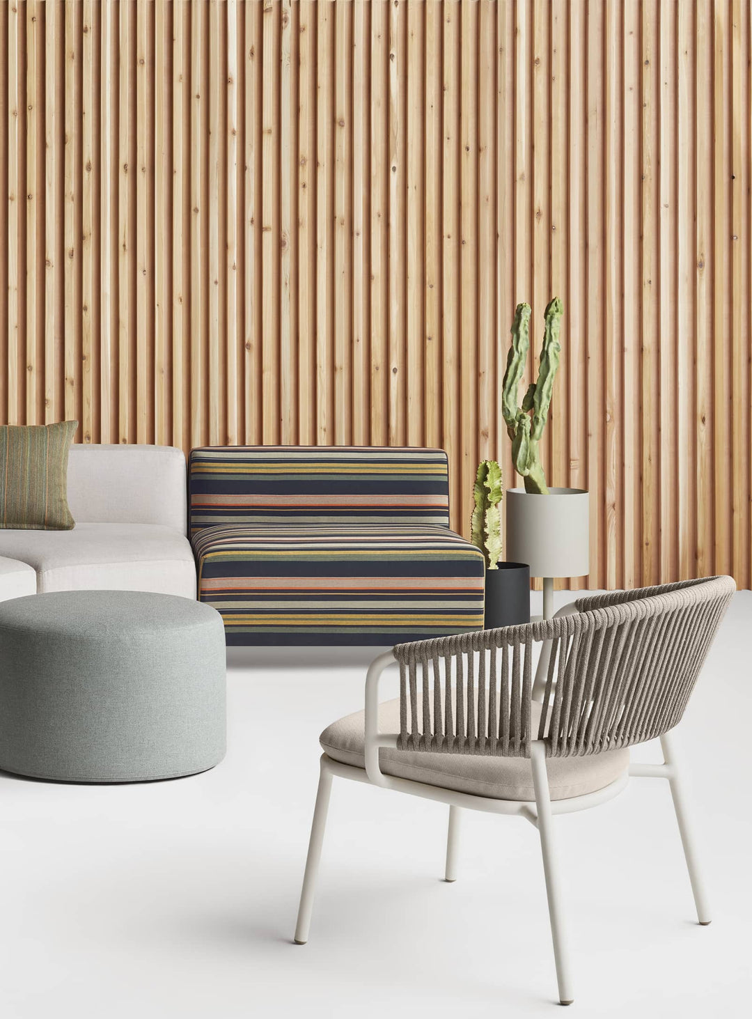 Fauteuil Mate Blu Dot, silhouette légère et confort lounge contemporain. sunbrella linen
