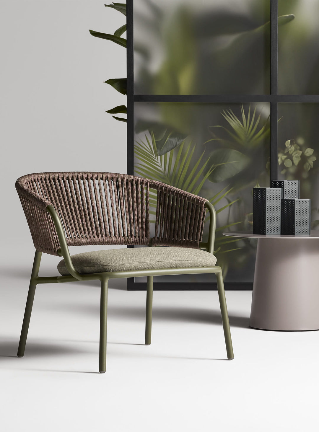 Fauteuil Mate Blu Dot, design extérieur enveloppant en aluminium et cordage tressé. toohey olive