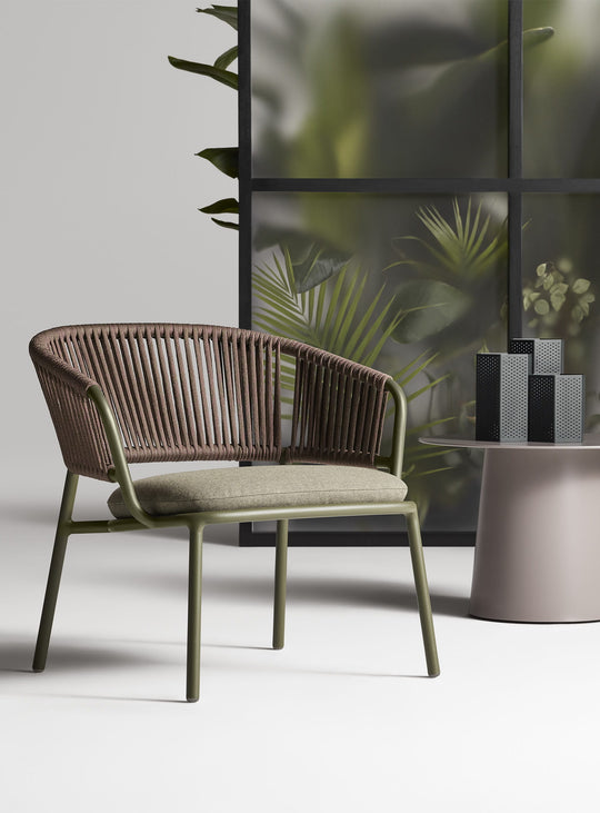 Fauteuil Mate Blu Dot, design extérieur enveloppant en aluminium et cordage tressé. toohey olive