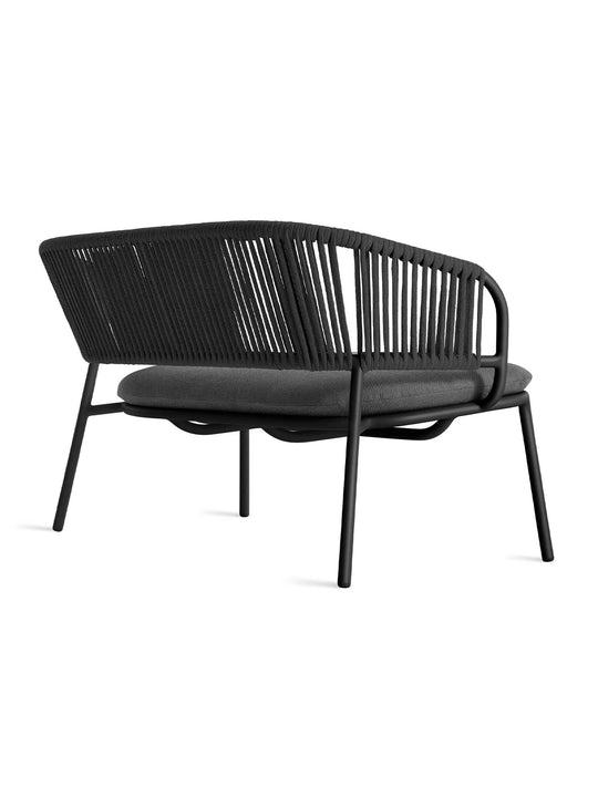 Sofa Mate Blu Dot, canapé extérieur confortable avec coussin Sunbrella® résistant. toohey charcoal