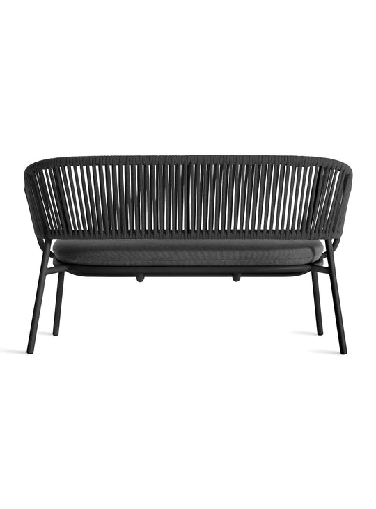 Sofa Mate Blu Dot, mobilier outdoor moderne aux lignes arrondies raffinées. toohey charcoal