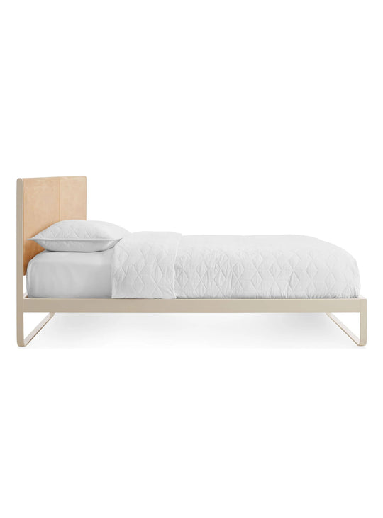 Le lit Blu Dot Me Time allie acier, tissu et design contemporain avec élégance.