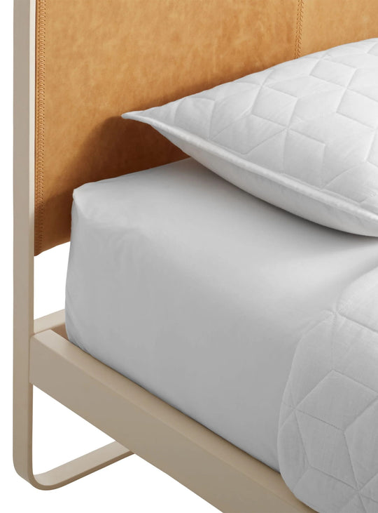 Le lit Blu Dot Me Time séduit par son style épuré et sa tête de lit confortable.