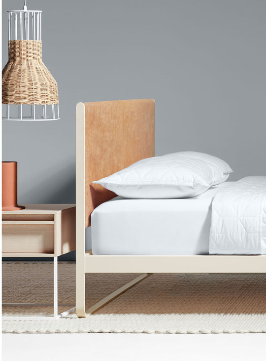 Découvrez le lit Blu Dot Me Time, une pièce élégante pour une chambre moderne.