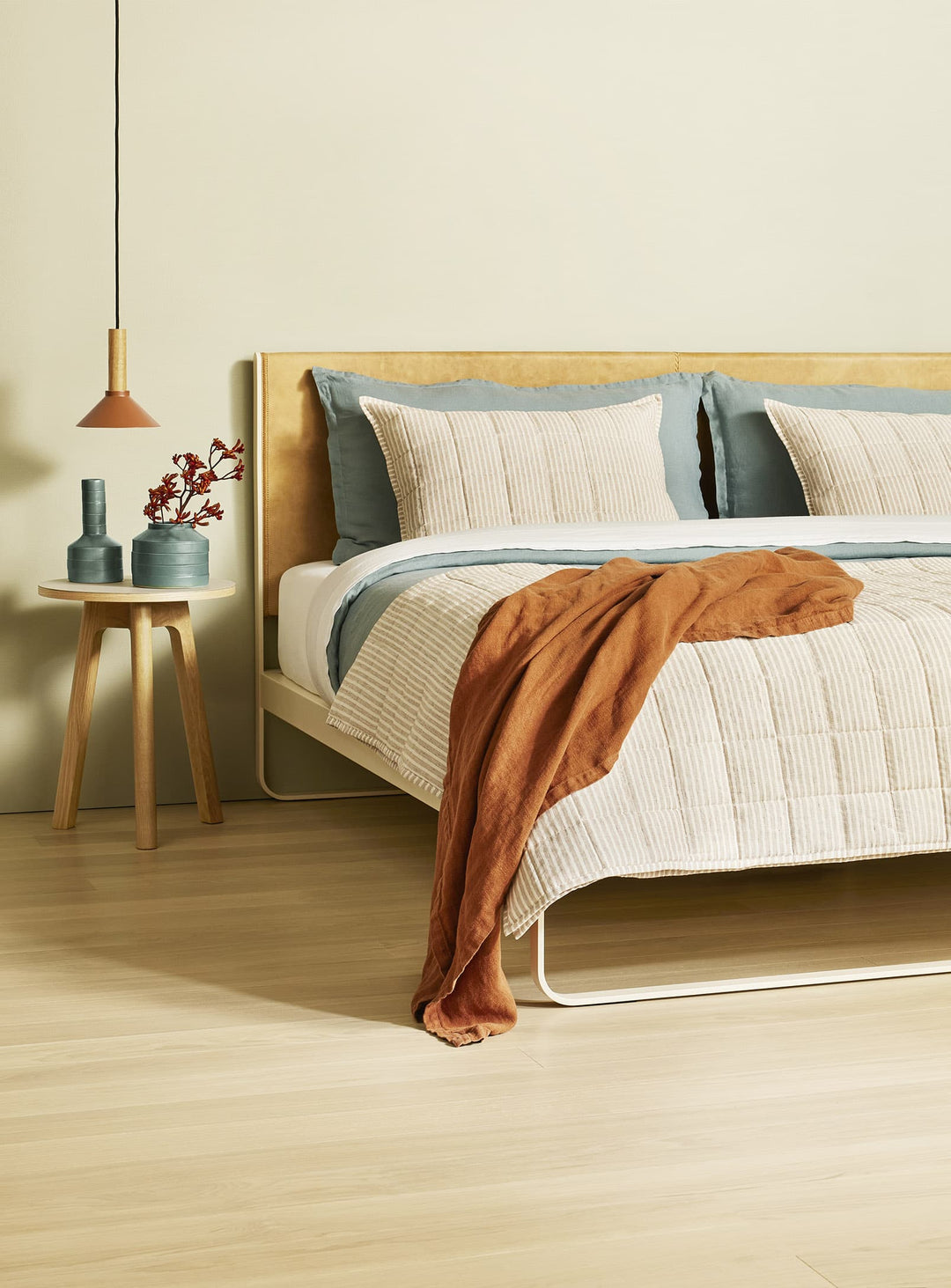 Lit Blu Dot Me Time : un lit design avec tête de lit rembourrée en tissu ou cuir.