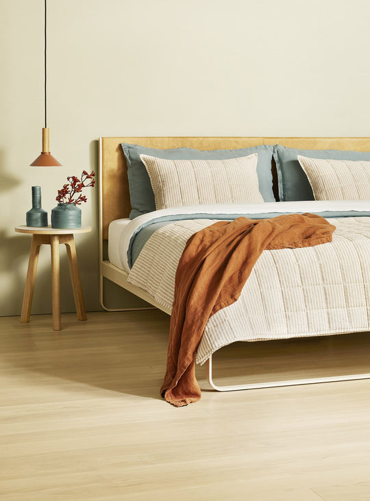 Lit Blu Dot Me Time : un lit design avec tête de lit rembourrée en tissu ou cuir.