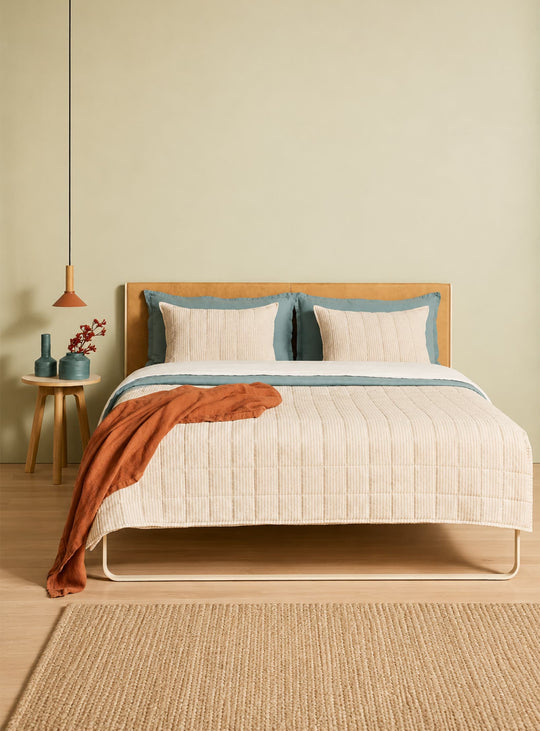 Lit Blu Dot Me Time : un design minimaliste avec tête de lit rembourrée pour un confort optimal.