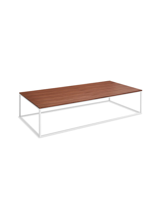 Table à café rectangulaire Minimalista Blu Dot avec piètement acier au style aérien. noyer, blanc