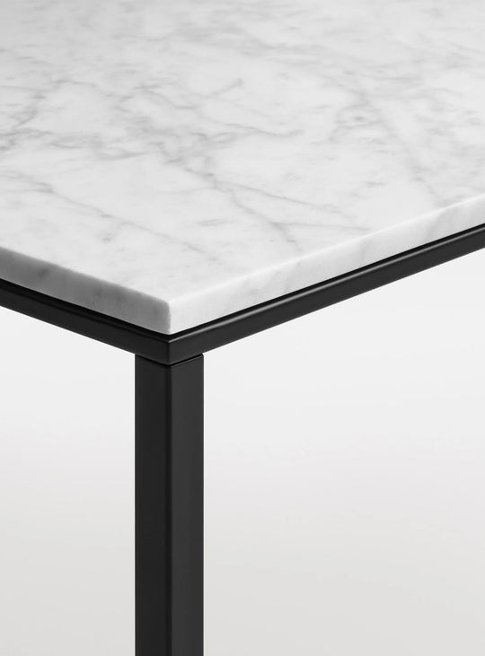 Table à café rectangulaire Minimalista Blu Dot : un équilibre subtil entre caractère et discrétion. marbre blanc, noir