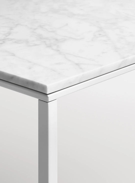 Table à café rectangulaire Minimalista Blu Dot pour sublimer un intérieur contemporain. marbre blanc, blanc