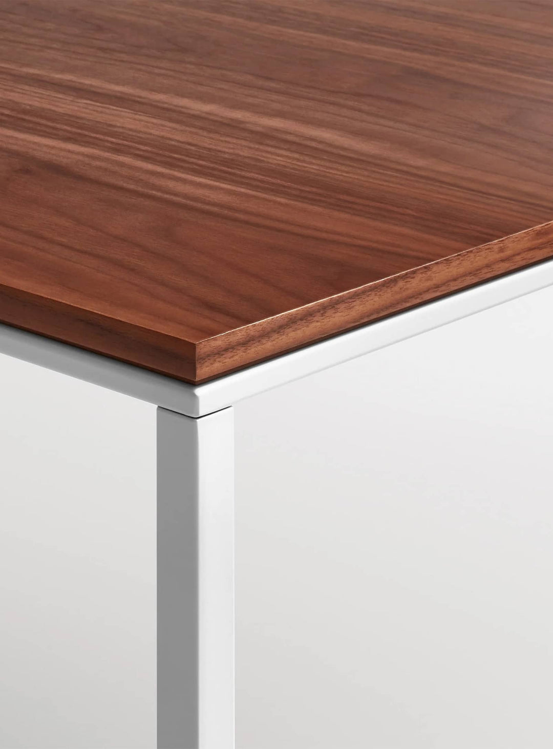 Table à café rectangulaire Minimalista Blu Dot avec finitions haut de gamme et style épuré. noyer, blanc