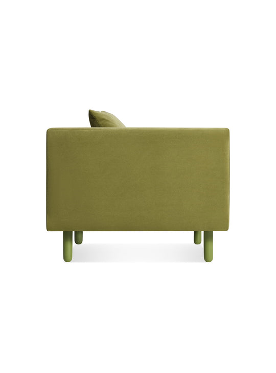 Le fauteuil Blu Dot Mono apporte calme et modernité à votre espace détente. vert