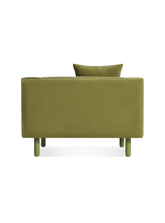 Fauteuil Blu Dot Mono, parfait pour un coin lecture chic et apaisant. vert