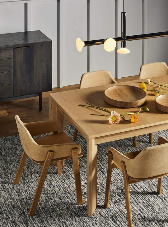 Table à dîner Moreover de Blu Dot : élégance, ingénierie et rallonge intégrée. chêne blanc