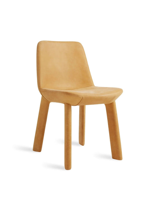 Optez pour la chaise Blu Dot Neat, pensée pour le confort et la durabilité. camel leather