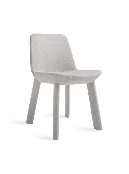 Découvrez la chaise Blu Dot Neat, un modèle design au confort enveloppant. gris clair